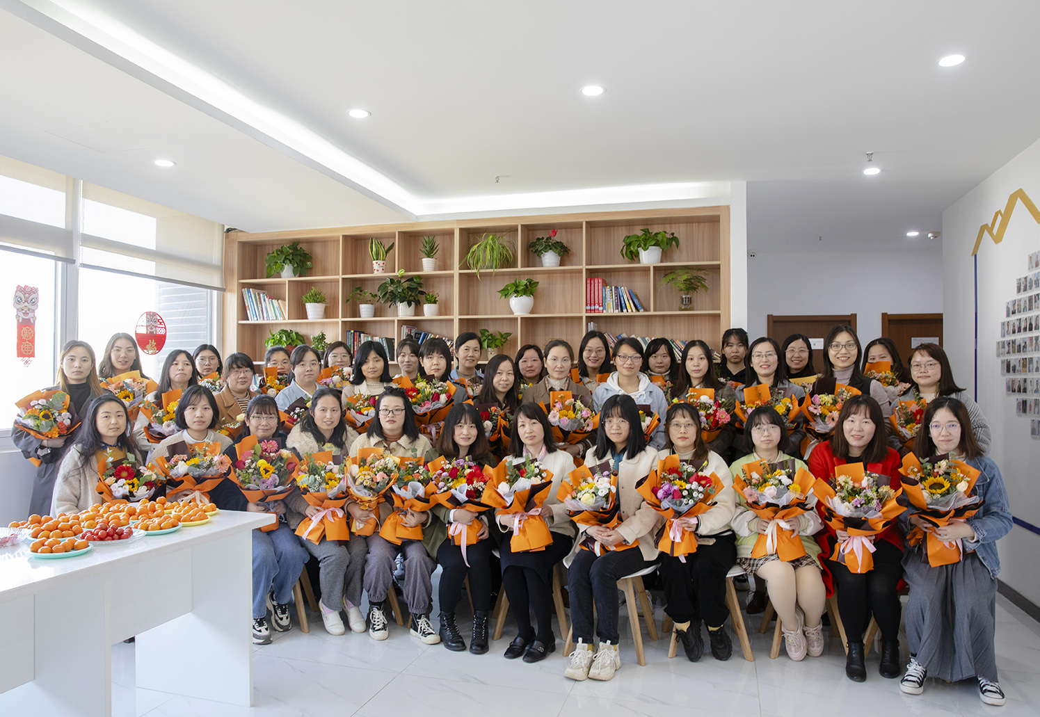 歡慶節日，愿開目女神一生笑靨如花