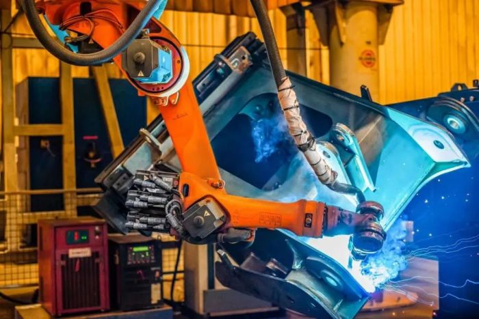 徐工集團：大國重器插上“智慧雙翼”